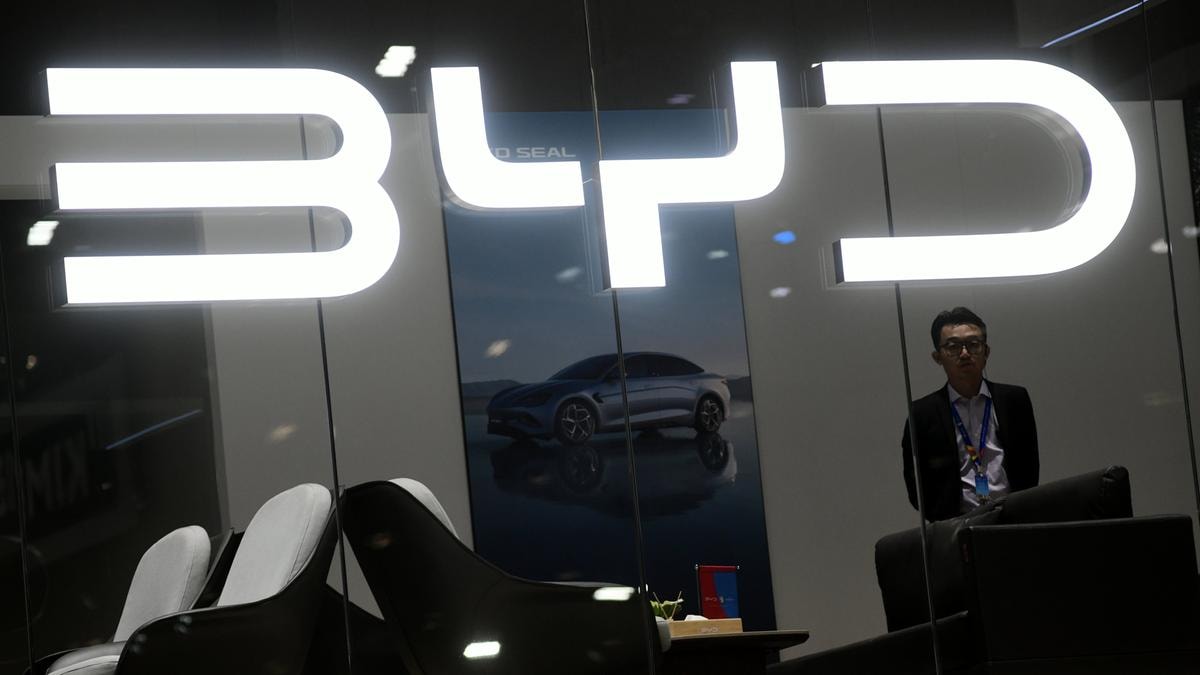 Auto elettriche, Byd record nel 2025: 2,26 milioni di unità vendute. Ma in Cina ci sono segnali di rallentamento