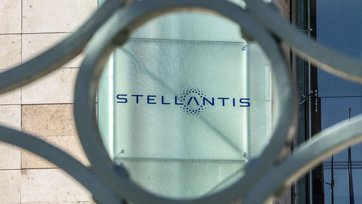 Auto, mercato Italia 2025 in calo del 2%: Stellantis -6%. Cresce Byd: a dicembre è nella top ten dei marchi