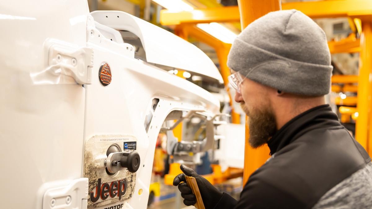 Una linea di montaggio Jeep negli Usa