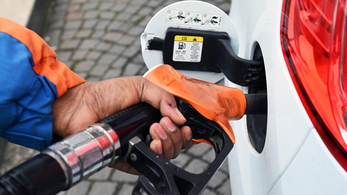 Carburanti, diesel più caro della benzina per l’impatto delle accise 