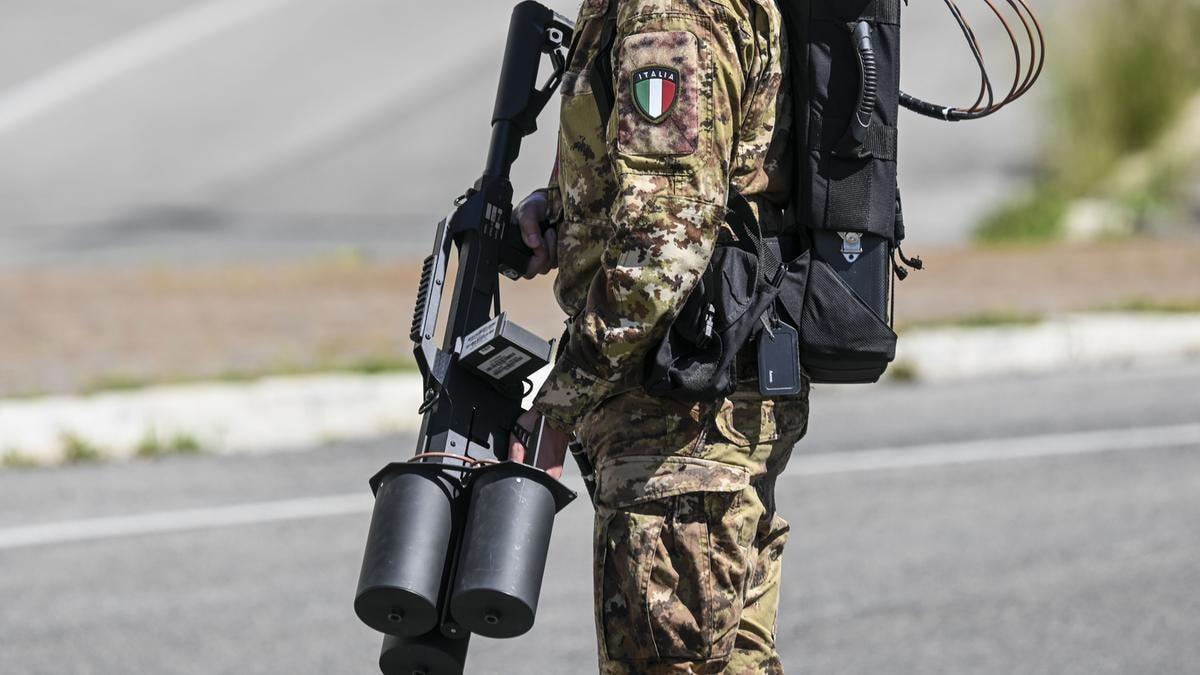 Difesa, nuovi programmi di riarmo per oltre un miliardo: aumentano i costi di droni e sistemi antiaerei