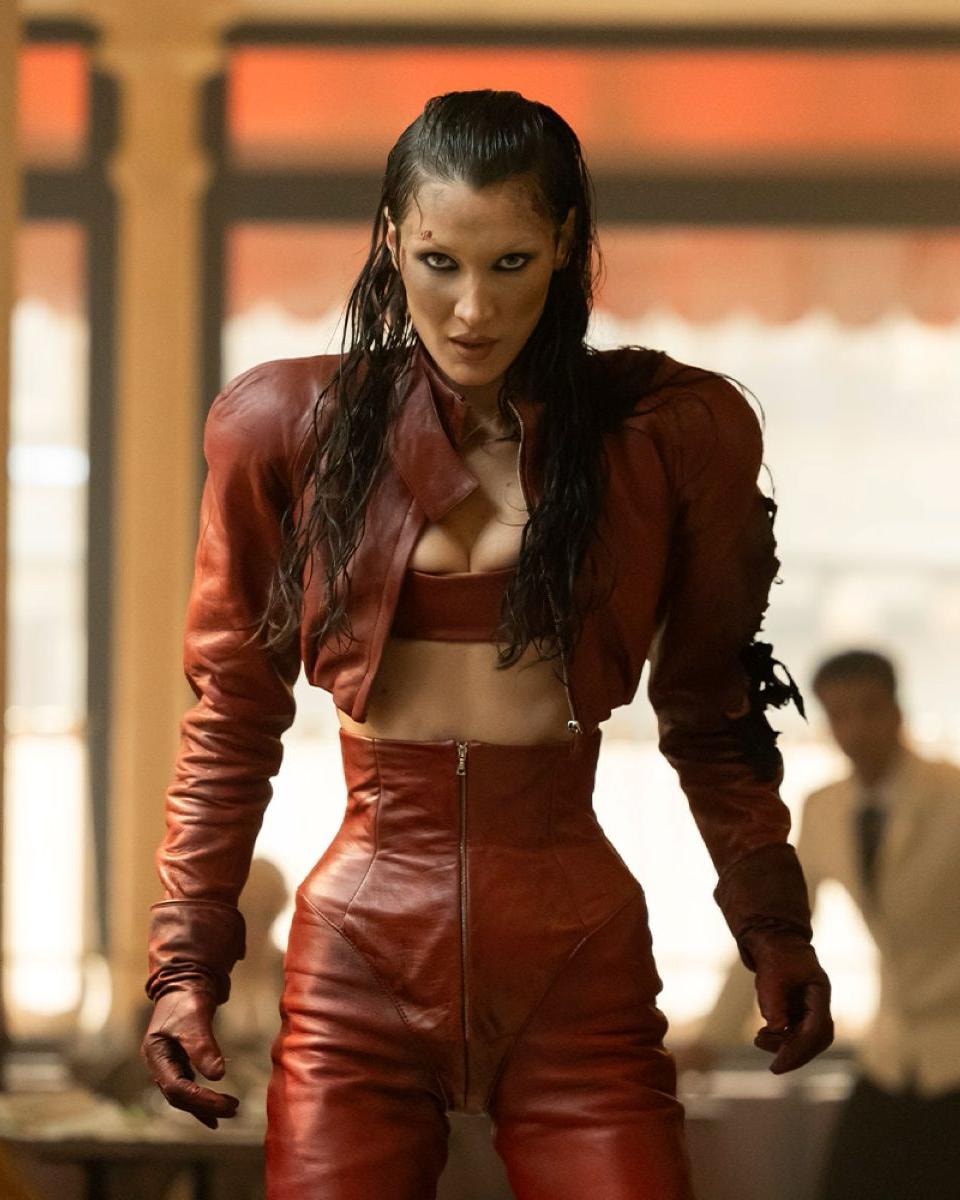 Bella Hadid in una scena di The Beauty (ph FX official website)
