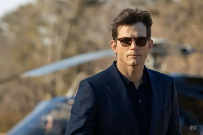 Ashton Kutcher in una scena di The Beauty (ph FX official website)