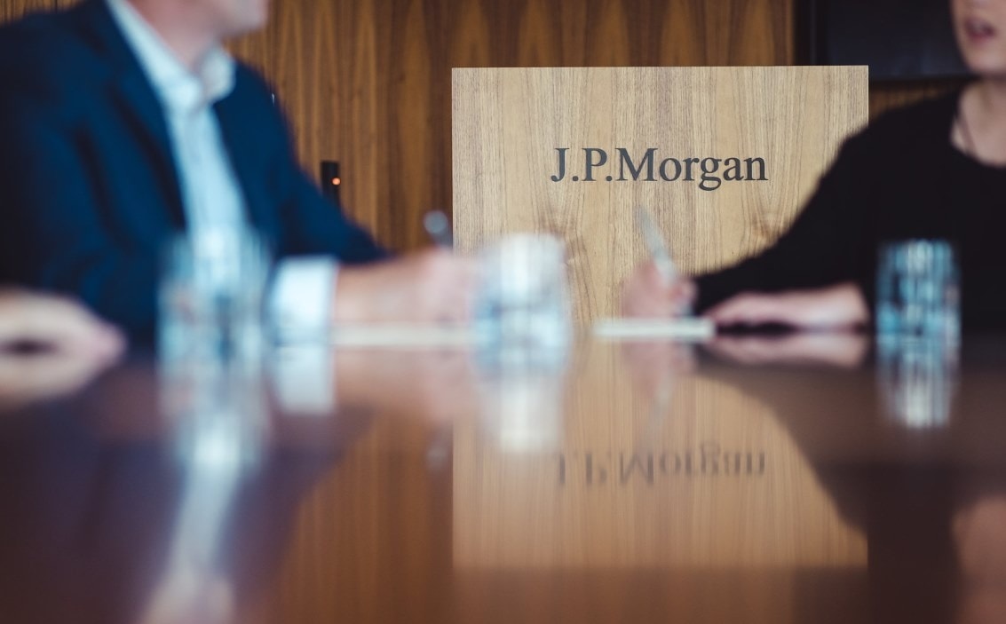 Jp Morgan in vetta all’investment banking italiano nel 2025. Seconda Unicredit. Ecco la classifica dei ricavi