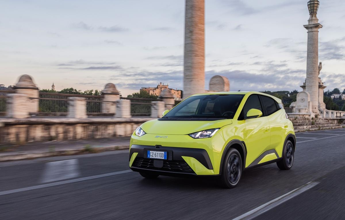 Auto elettrica, Byd vende più di Tesla ma in borsa vale molto meno. Quanto può crescere secondo gli analisti?