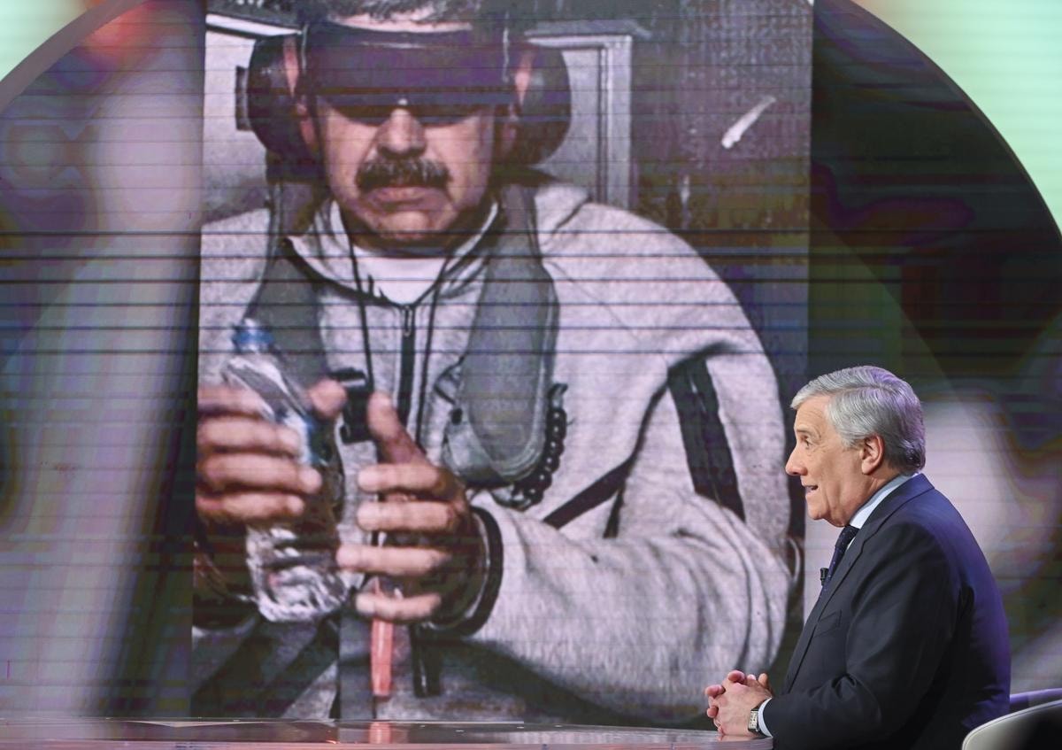 Antonio Tajani ministro degli Esteri. Sullo schermo Nicolas Maduro