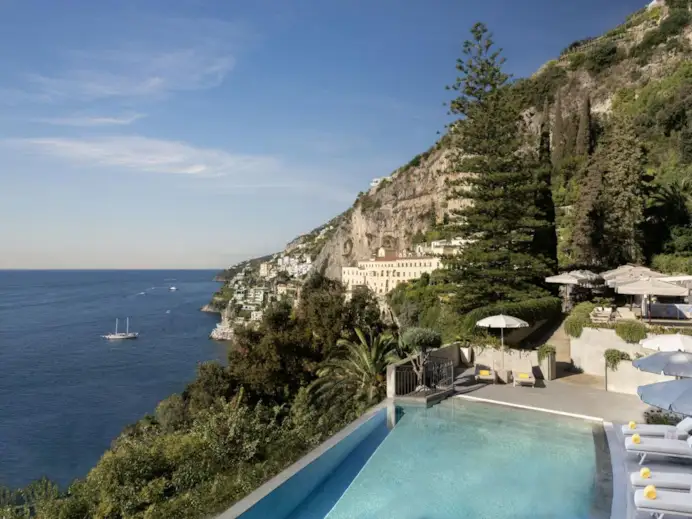 Dormire in monastero: i più esclusivi hotel di lusso ricavati da conventi, abbazie ed eremi in Italia