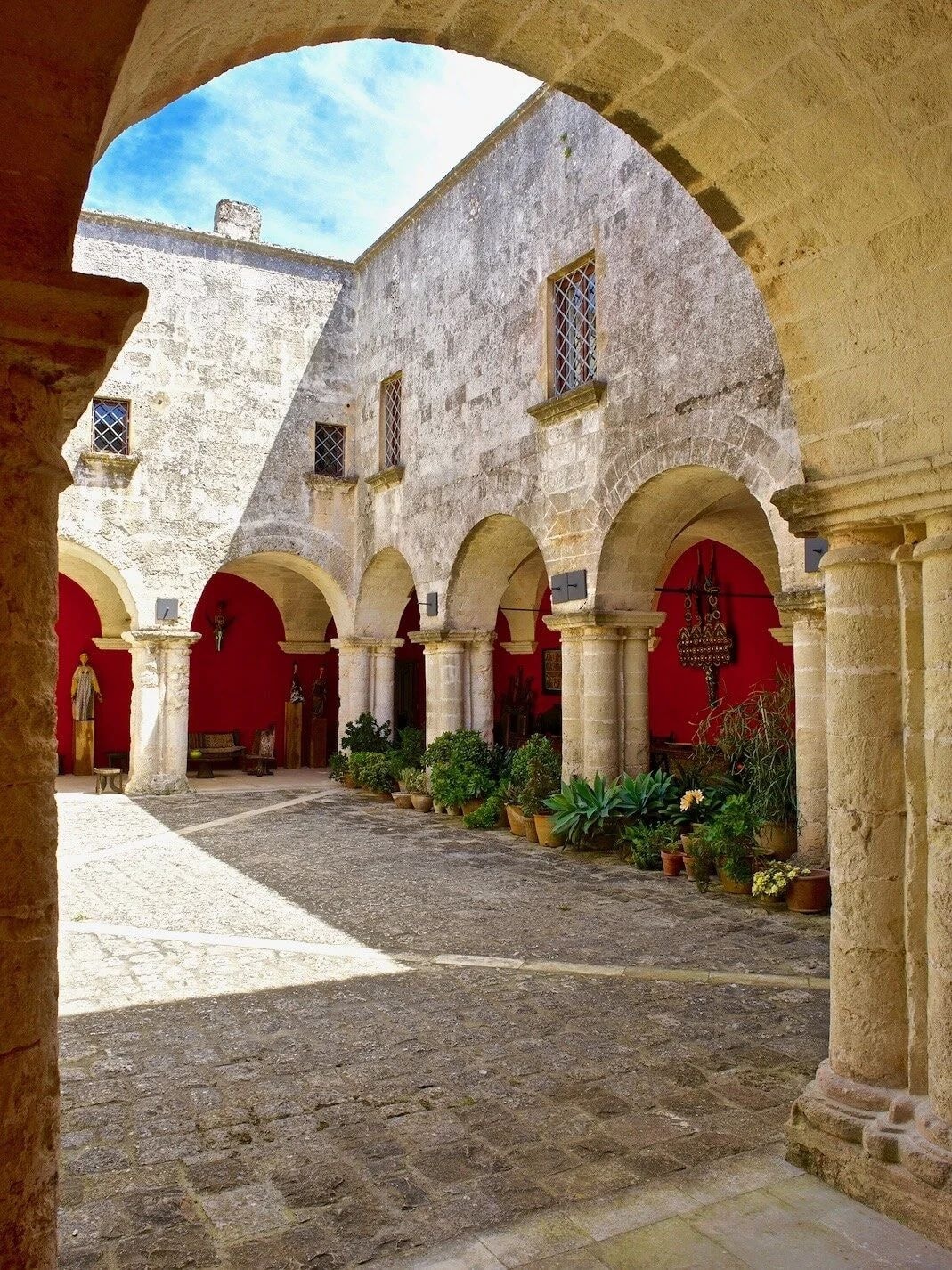 Dormire in monastero: i più esclusivi hotel di lusso ricavati da conventi, abbazie ed eremi in Italia