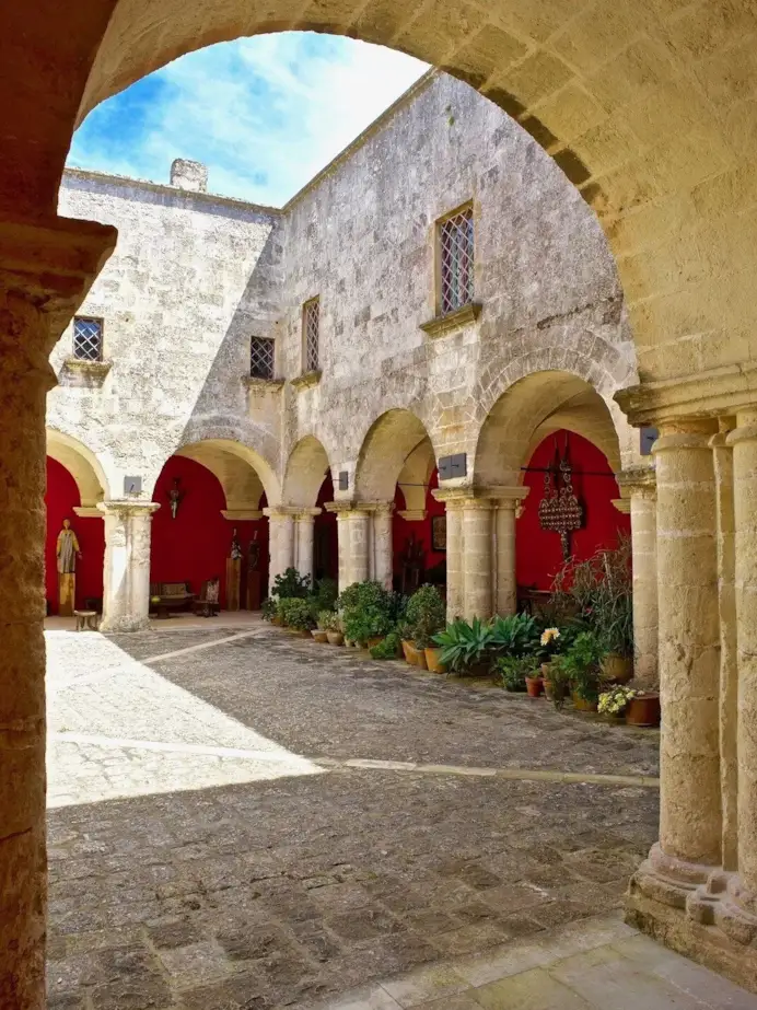 Dormire in monastero: i più esclusivi hotel di lusso ricavati da conventi, abbazie ed eremi in Italia