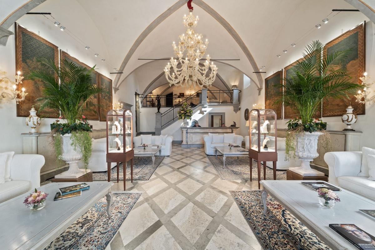 Dormire in monastero: i più esclusivi hotel di lusso ricavati da conventi, abbazie ed eremi in Italia