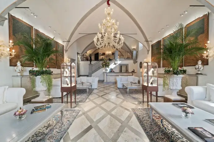 Dormire in monastero: i più esclusivi hotel di lusso ricavati da conventi, abbazie ed eremi in Italia