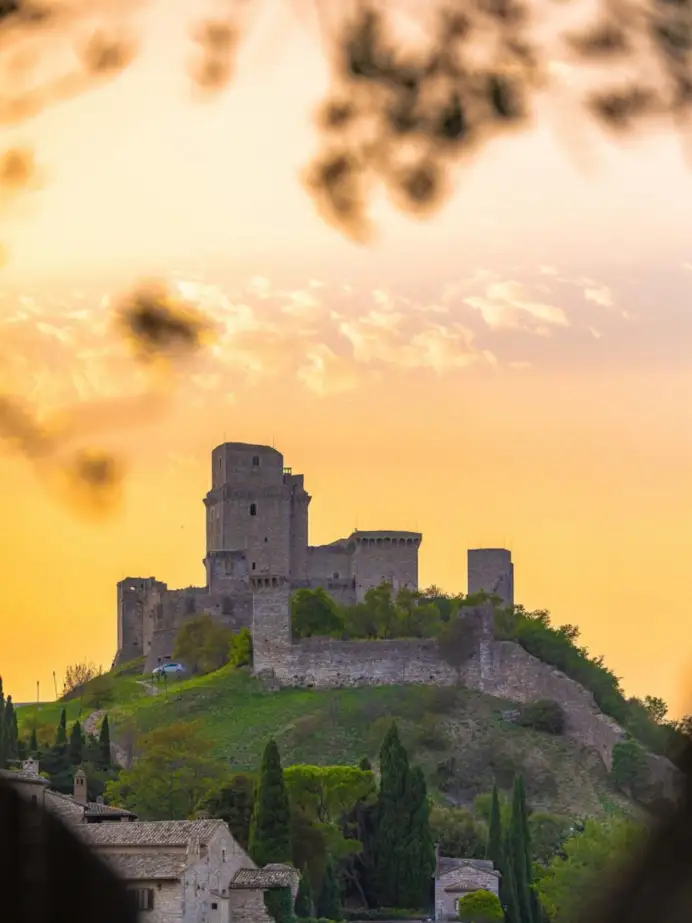 Dormire in monastero: i più esclusivi hotel di lusso ricavati da conventi, abbazie ed eremi in Italia