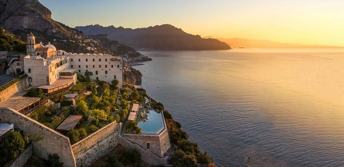 Dormire in monastero: i più esclusivi hotel di lusso ricavati da conventi, abbazie ed eremi in Italia