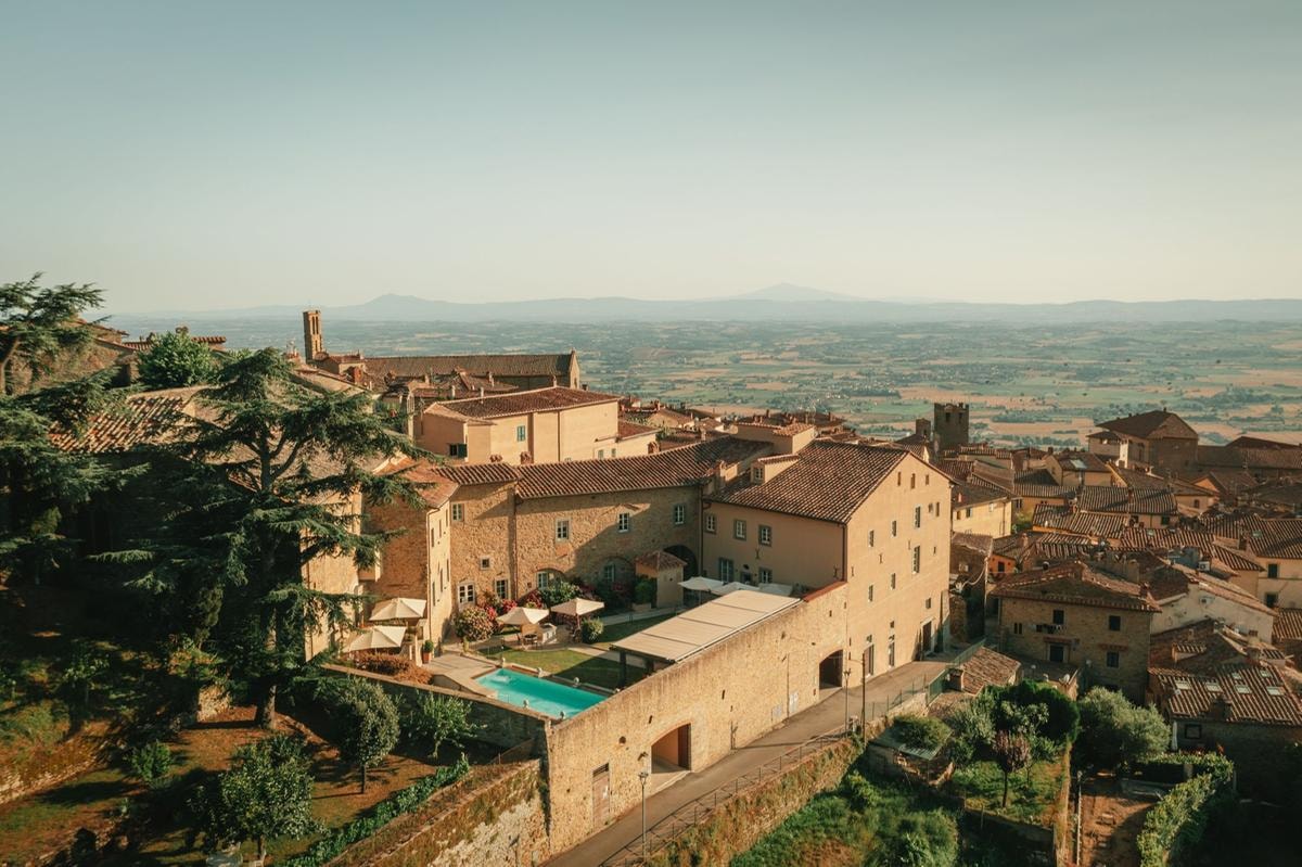 Dormire in monastero: i più esclusivi hotel di lusso ricavati da conventi, abbazie ed eremi in Italia