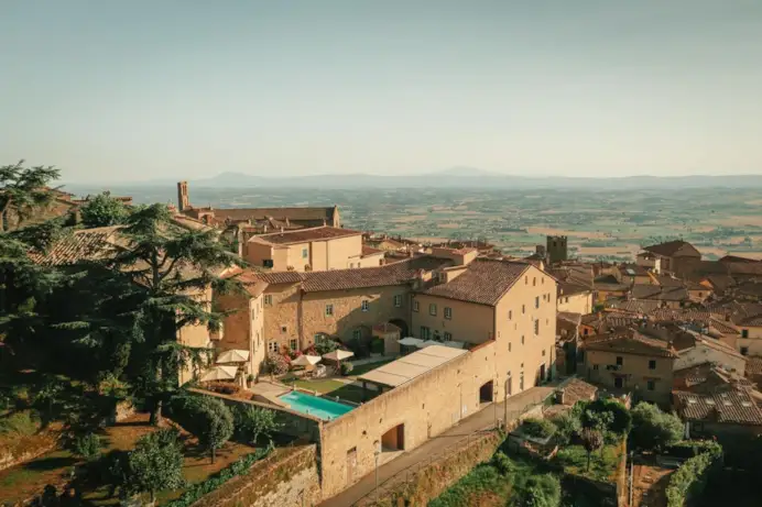 Dormire in monastero: i più esclusivi hotel di lusso ricavati da conventi, abbazie ed eremi in Italia