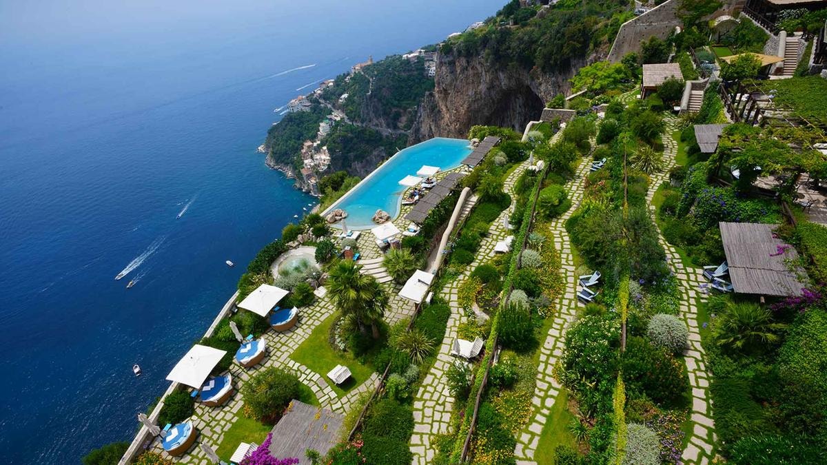 Dormire in monastero: i più esclusivi hotel di lusso ricavati da conventi, abbazie ed eremi in Italia