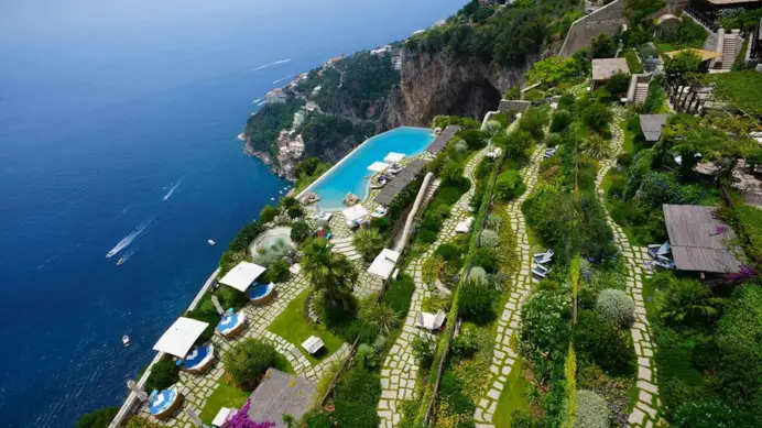 Dormire in monastero: i più esclusivi hotel di lusso ricavati da conventi, abbazie ed eremi in Italia