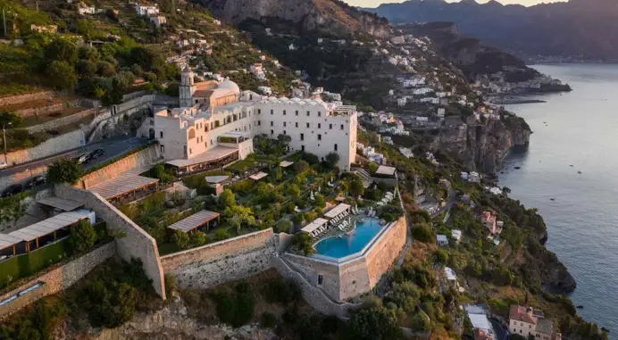 Dormire in monastero: i più esclusivi hotel di lusso ricavati da conventi, abbazie ed eremi in Italia