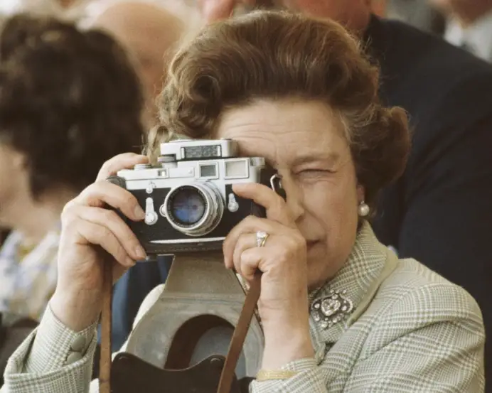 Un’immagine della regina Elisabetta II con la spilla Cullinan V a forma di cuore.