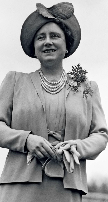 Elizabeth Bowes-Lyon, nota come la regina madre, indossa la celebre spilla a forma di foglia d’acero con diamanti, creata da Asprey e donata da re Giorgio VI nel 1939 per il loro primo tour reale in Canada. Dopo averla ereditata nel 2002, la regina Elisabetta II la portò spesso, in particolare durante visite in Canada