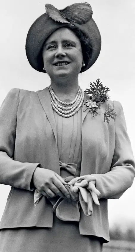 Elizabeth Bowes-Lyon, nota come la regina madre, indossa la celebre spilla a forma di foglia d’acero con diamanti, creata da Asprey e donata da re Giorgio VI nel 1939 per il loro primo tour reale in Canada. Dopo averla ereditata nel 2002, la regina Elisabetta II la portò spesso, in particolare durante visite in Canada