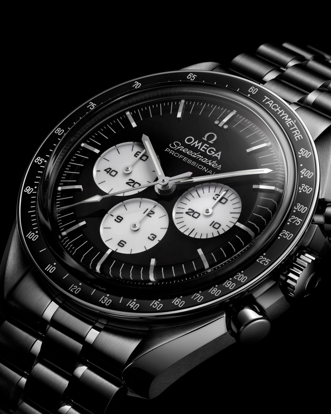 Omega rinnova lo Speedmaster Moonwatch: ecco perché il “reverse panda” conquista i collezionisti