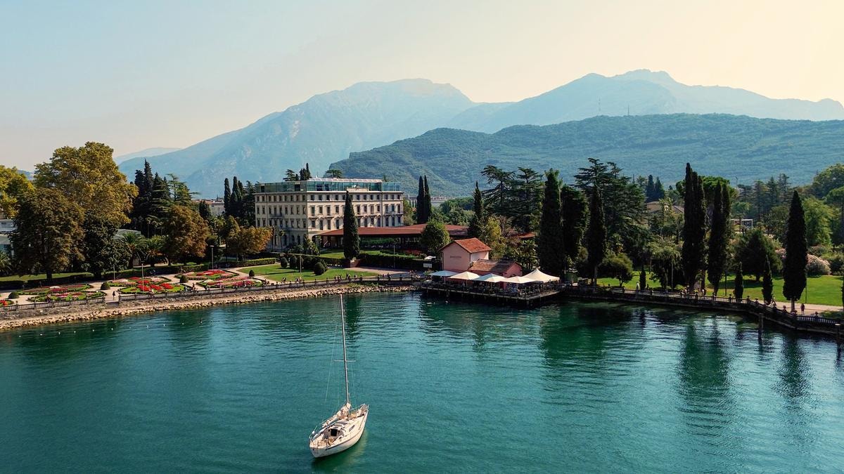Questo hotel sul Lago di Garda è il luogo perfetto per rallentare (e ritrovare il tempo)
