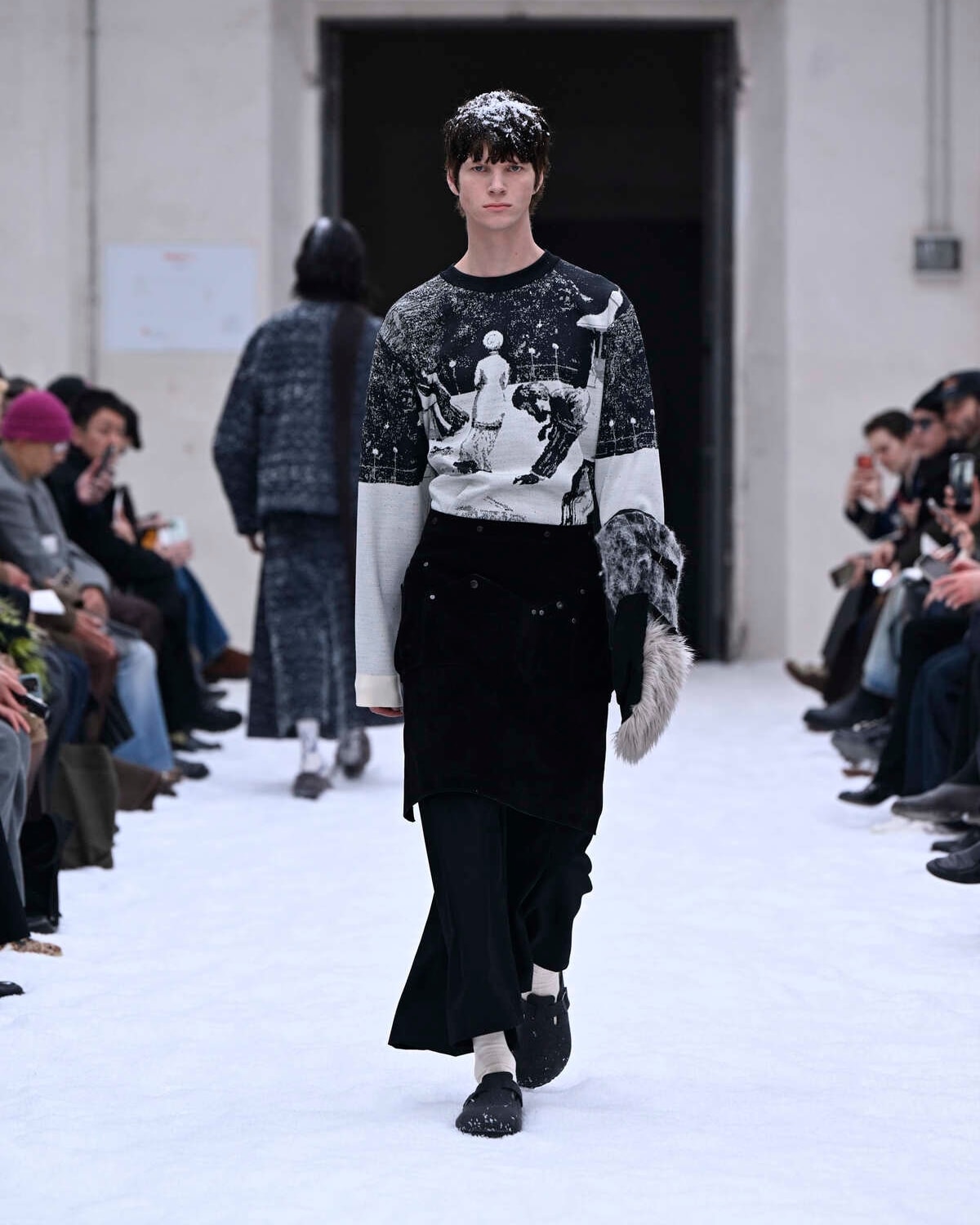 Un look Shinyakozuka fall-winter 2026/27 (foto Francesc Ten/MFF)