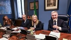 Giorgia Meloni al centro