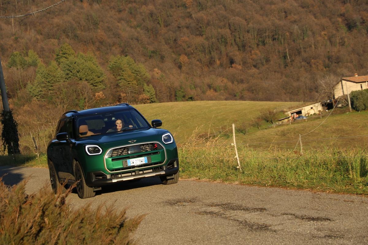 Da Milano a Cortina in Mini Countryman: il road trip d’inverno che sembra un rally