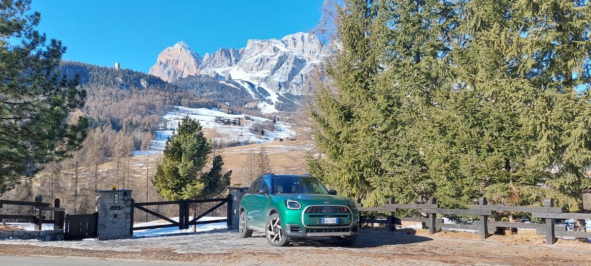 Da Milano a Cortina in Mini Countryman: il road trip d’inverno che sembra un rally