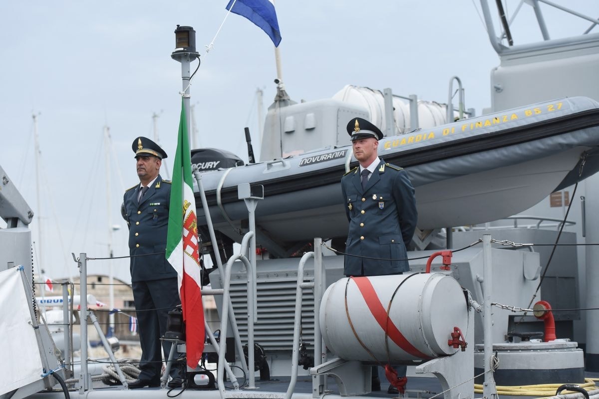 Sanzioni Ue contro la Russia aggirate: sequestrata a Brindisi nave con 33.000 tonnellate di ferro, indagati armatore ed equipaggio