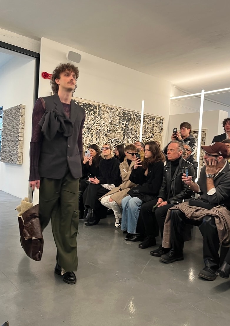 Un look Simon Cracker fall-winter 2026/27 (foto Giada Cardo)