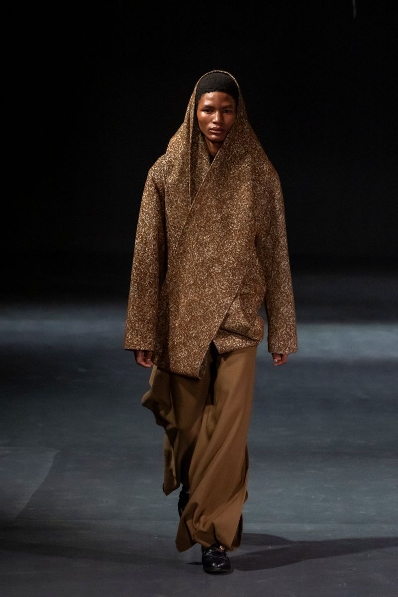 Un look Qasimi fall-winter 2026 (ph Francesc Ten/MFF)