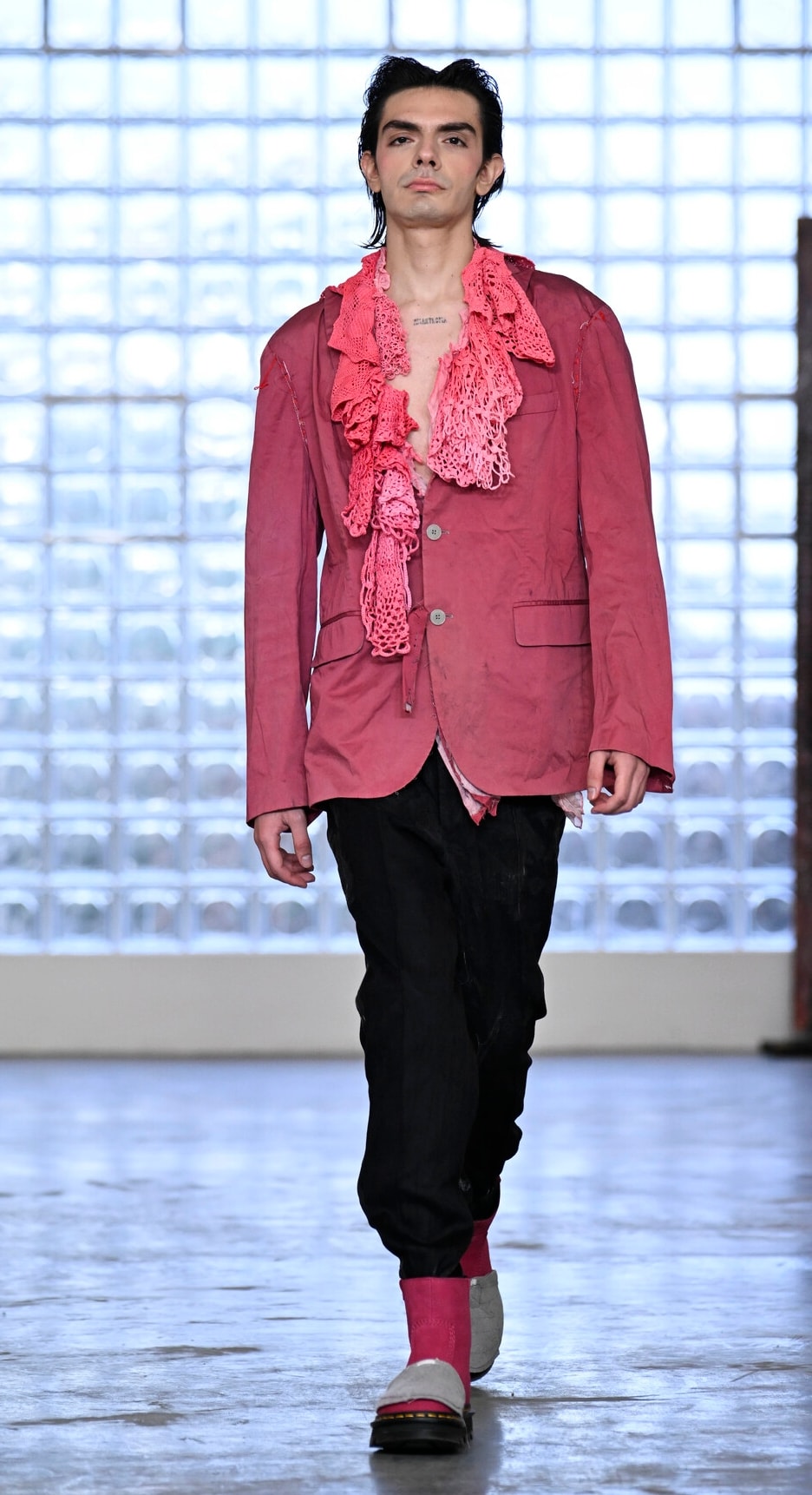 Un look Simon Cracker fall-winter 2026/27 (foto Francesc Ten/MFF)