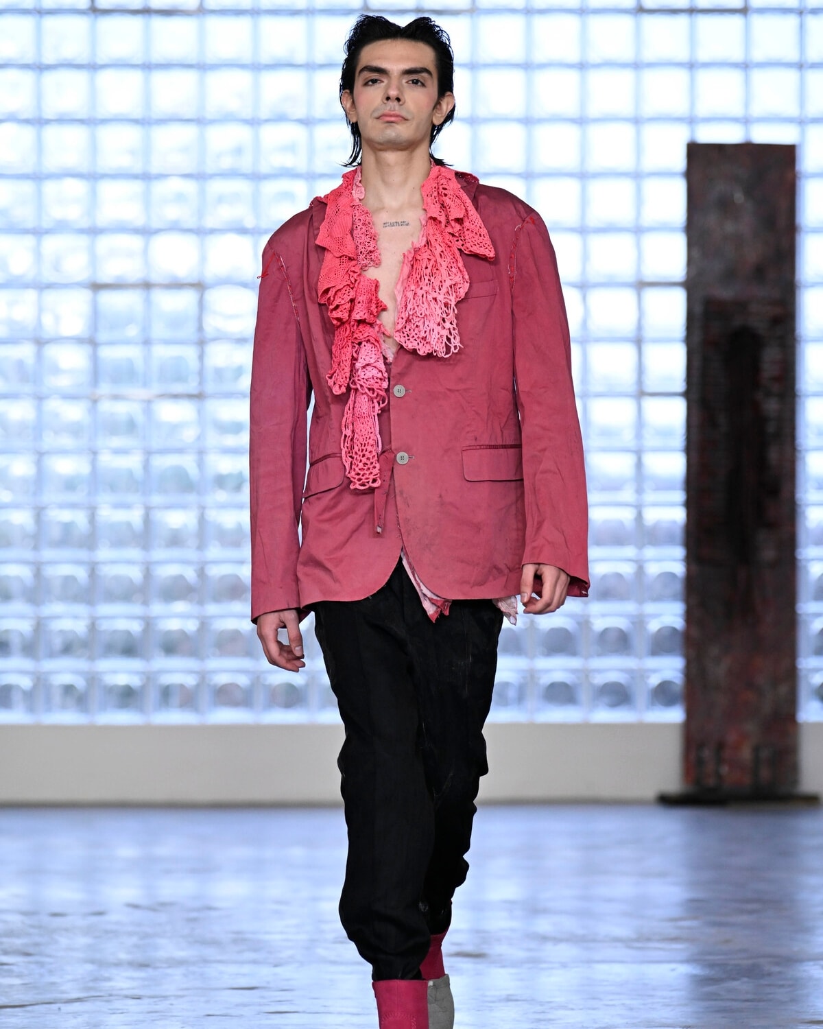 Un look Simon Cracker fall-winter 2026/27 (foto Francesc Ten/MFF)