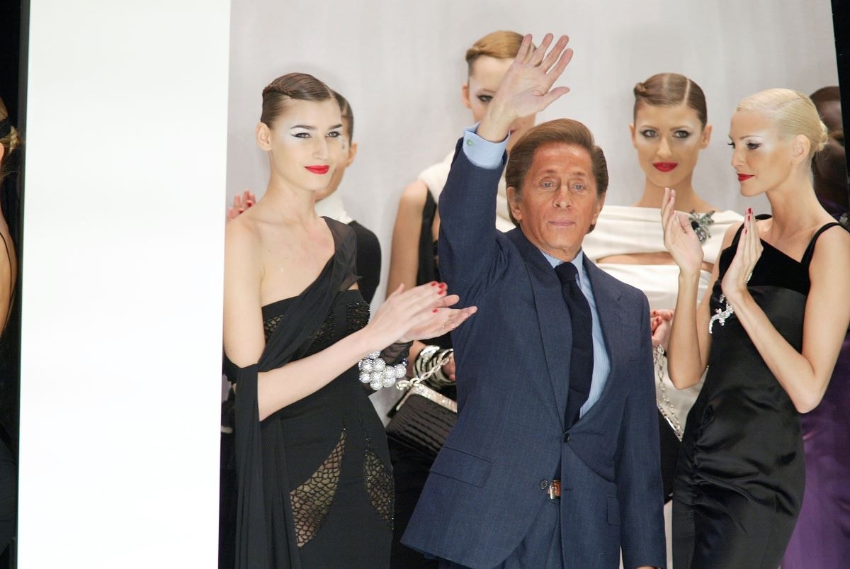 Valentino Garavani al termine di una sfilata Valentino (ph Francesc Ten/MFF)
