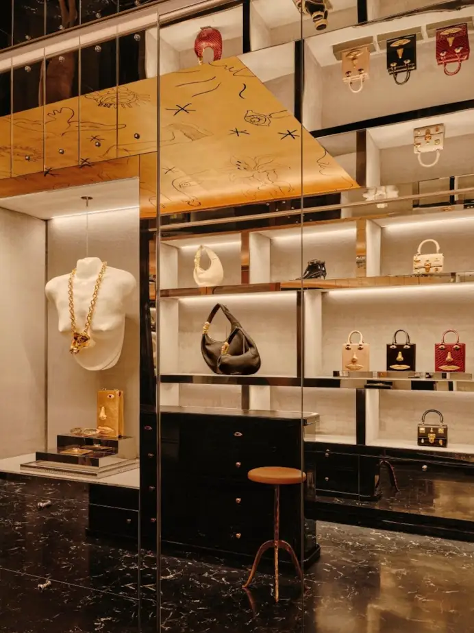 L'interno del salon-boutique di Schiaparelli a Hong Kong (courtesy Schiaparelli)
