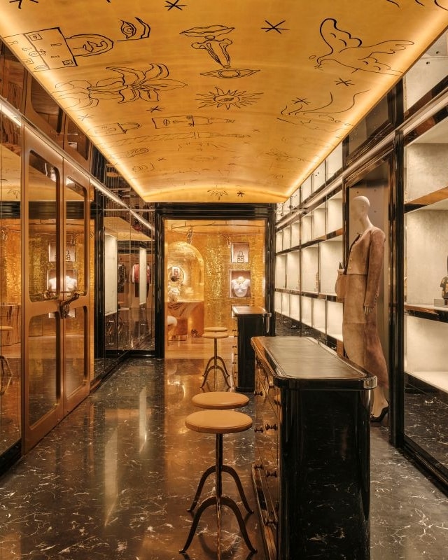 L'interno del salon-boutique di Schiaparelli a Hong Kong (courtesy Schiaparelli)