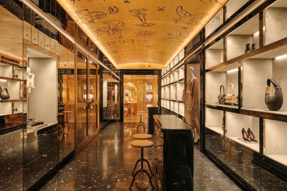 L'interno del salon-boutique di Schiaparelli a Hong Kong (courtesy Schiaparelli)