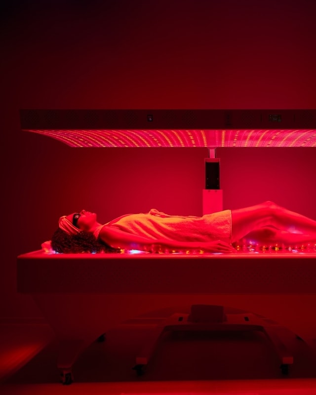 Un trattamento con luce a spettro selettivo da Kinaura (courtesy Kinaura)