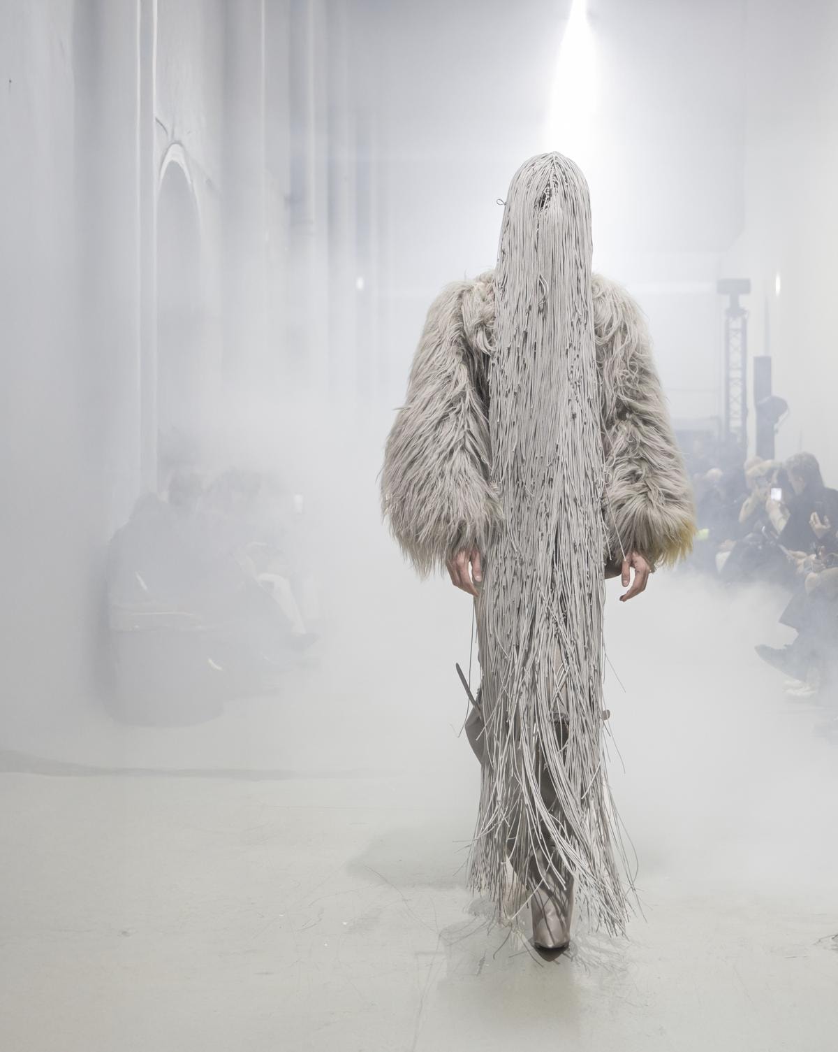 Un look Rick Owens fall-winter 2026/27 (ph Francesc Ten/MFF)