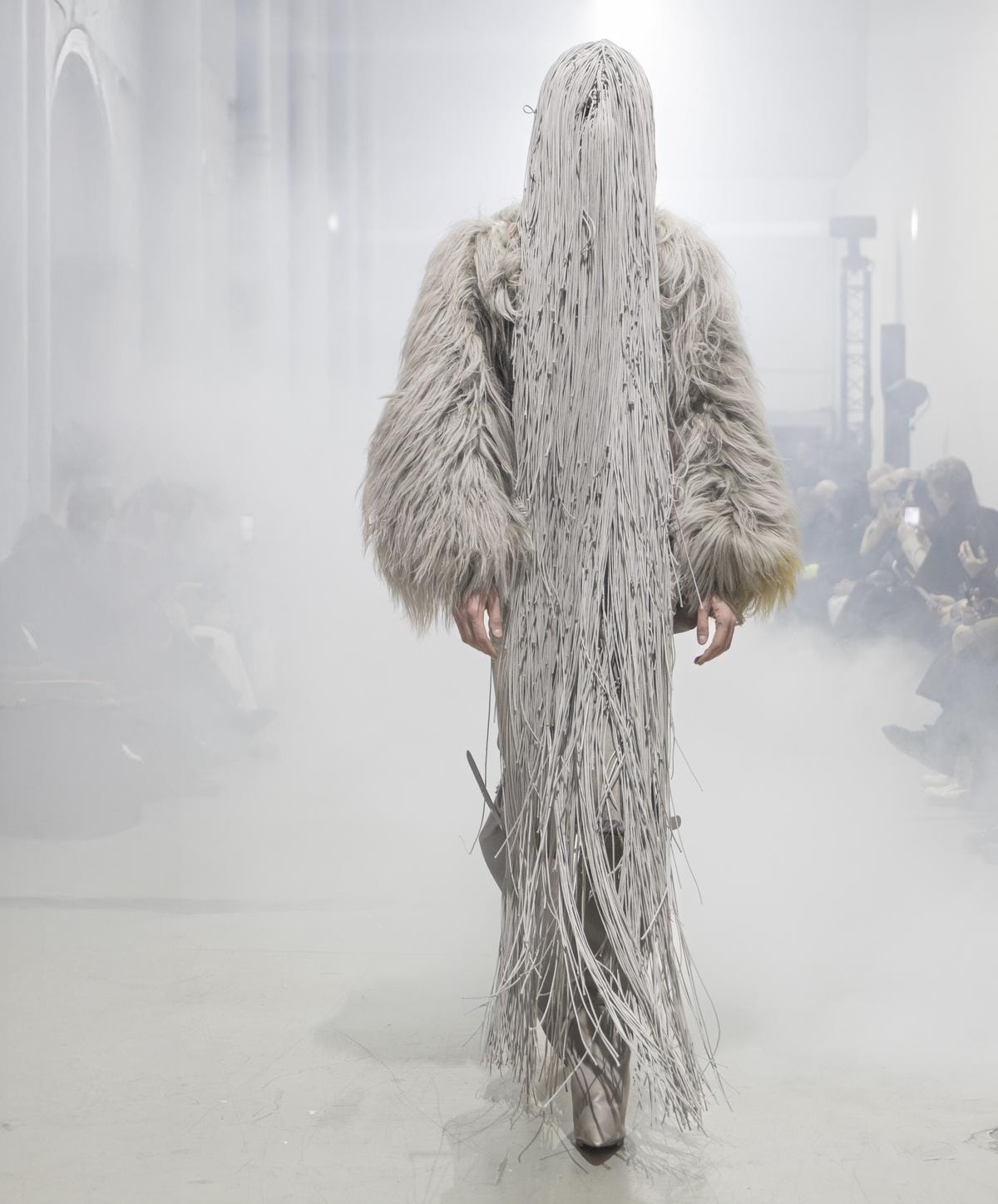 Un look Rick Owens fall-winter 2026/27 (ph Francesc Ten/MFF)