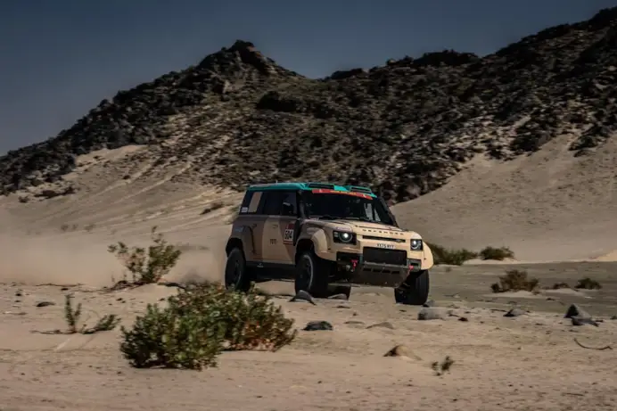 Tre Land Rover Defender Rally D7X-R sul podio Dakar: la maratona che diventa prova di stile