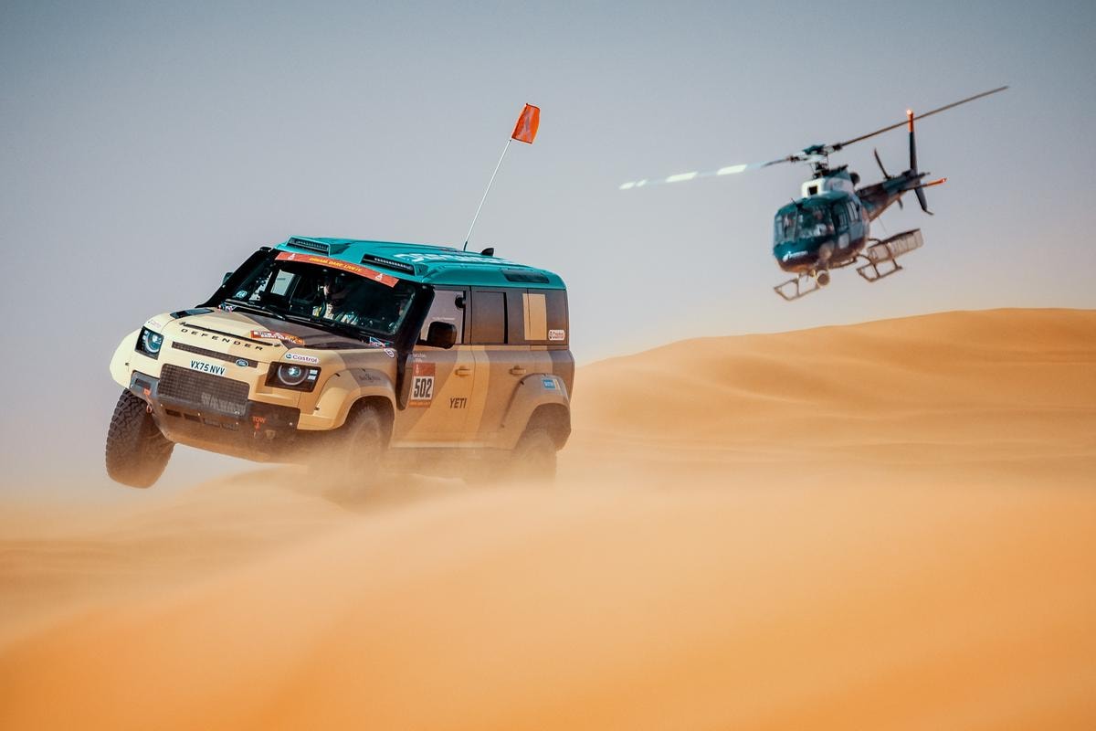 Tre Land Rover Defender Rally D7X-R sul podio Dakar: la maratona che diventa prova di stile
