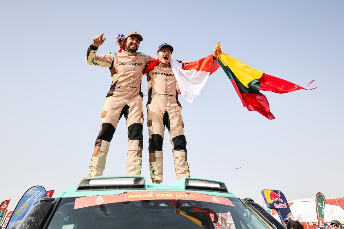 Tre Land Rover Defender Rally D7X-R sul podio Dakar: la maratona che diventa prova di stile