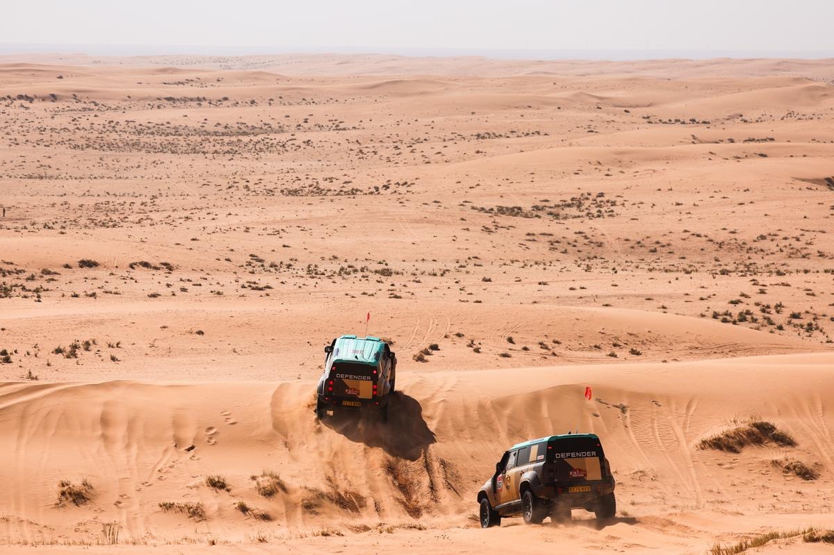 Tre Land Rover Defender Rally D7X-R sul podio Dakar: la maratona che diventa prova di stile