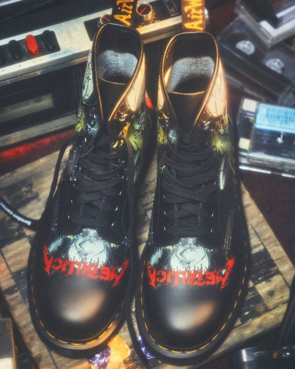 Uno stivale della collezione Dr. Martens x Metallica (courtesy Dr. Martens)