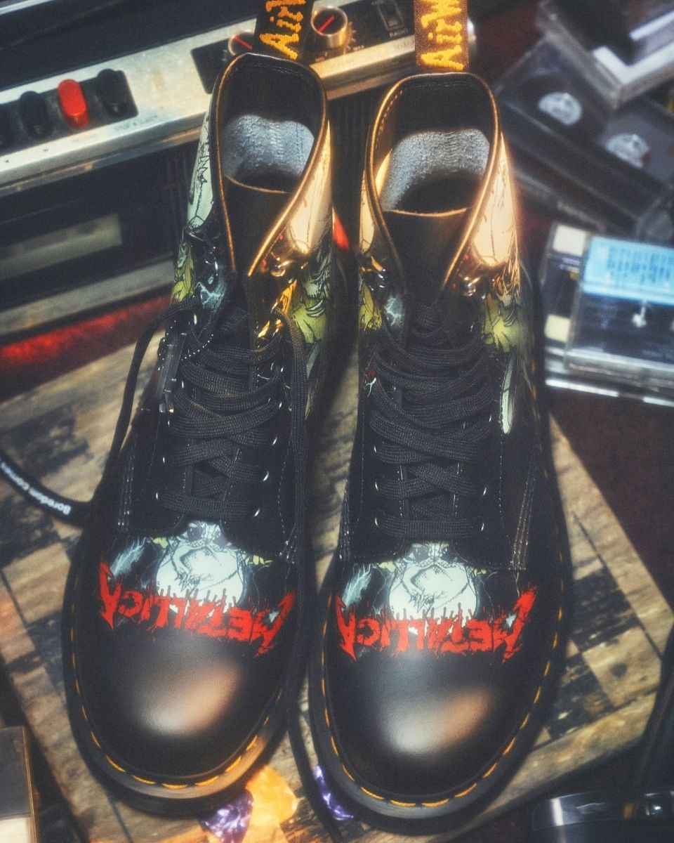 Uno stivale della collezione Dr. Martens x Metallica (courtesy Dr. Martens)