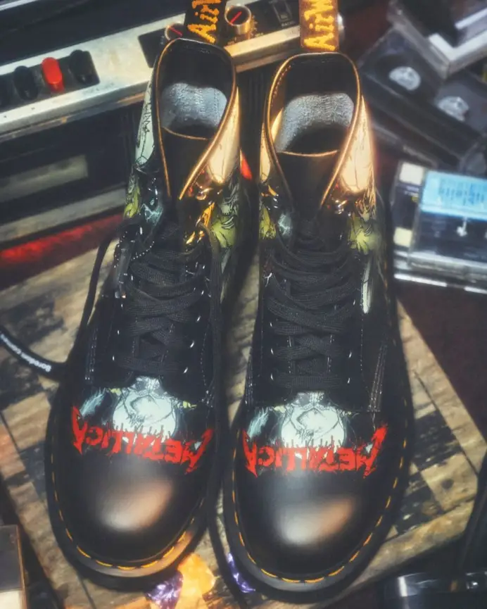 Uno stivale della collezione Dr. Martens x Metallica (courtesy Dr. Martens)